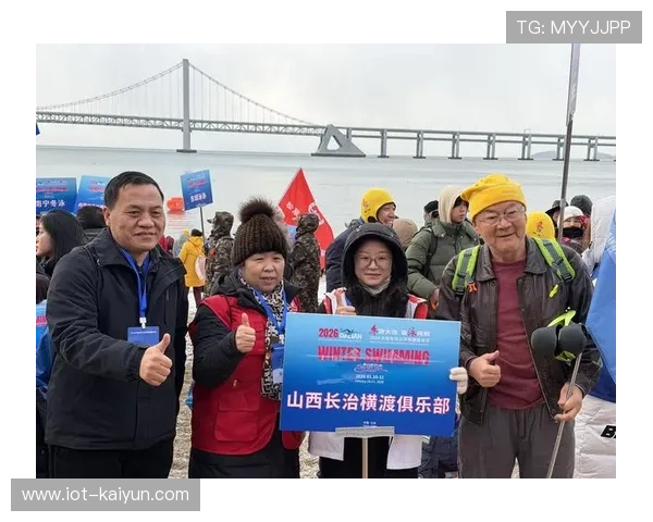 2026大连冬泳公开赛启幕，近两千爱好者雪浪中竞技。